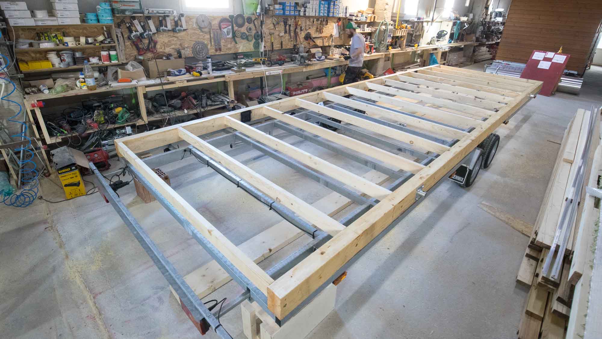 Trailer mit Holz-Basis